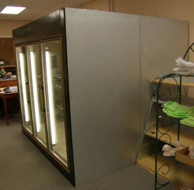 Display refrigerator / cooler walk-in size