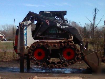 Bobcat 7753 skidsteer loader with attachments