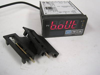 Yokogawa UM331 1/8 din digital indicator w/ alarms 