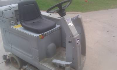 Rider advance floor scrubber
