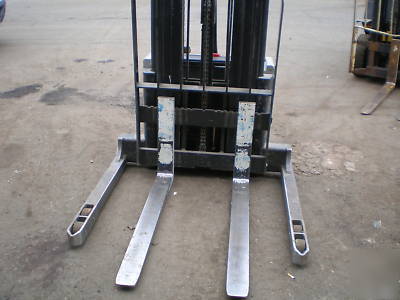 Crown walkie stacker 2000 lbs capacity