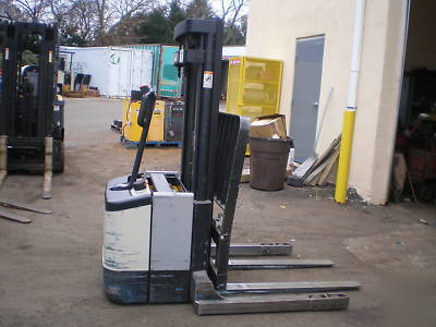 Crown walkie stacker 2000 lbs capacity
