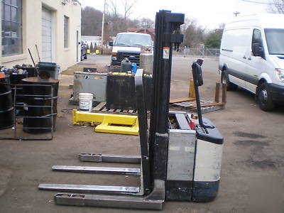 Crown walkie stacker 2000 lbs capacity
