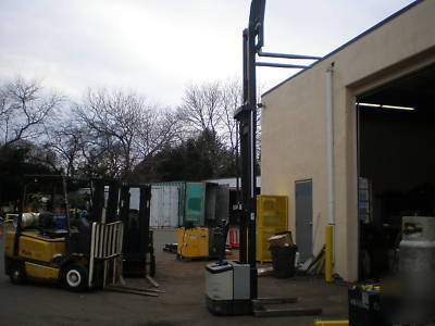 Crown walkie stacker 2000 lbs capacity