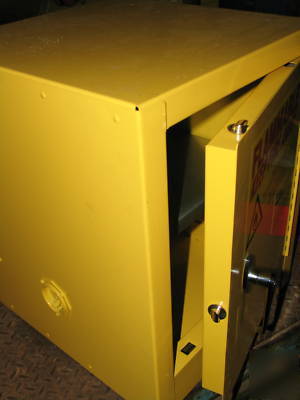 Eagle model 1904 safety cabinet (4 gal capacity)