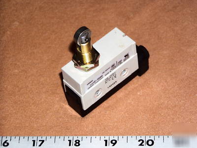 New omron D4MC-5020 roller plunger limit switch 