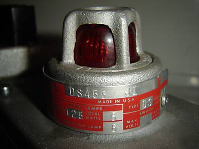 Crouse hinds industrial start/stop switch box and light