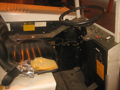 Advance hydro-cat ride on sweeper/scrubber lp powered