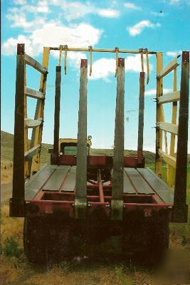 New holland 1065 stack cruiser harrowbed/bale wagon