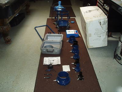 Soaper monkey hands free wire lubricating system. 