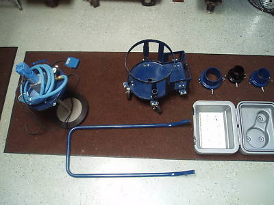 Soaper monkey hands free wire lubricating system. 