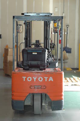 Toyota 3 wheel (2001) 5FBE15 3,000 lb electric forklift