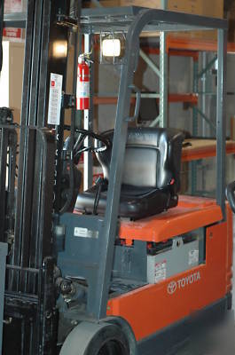 Toyota 3 wheel (2001) 5FBE15 3,000 lb electric forklift