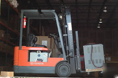 Toyota 3 wheel (2001) 5FBE15 3,000 lb electric forklift