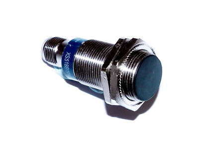 New telemecanique XS518B1PAM12 proximity sensor.sale