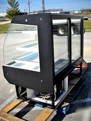 Hussmann curved glass front refrigerated bakery case