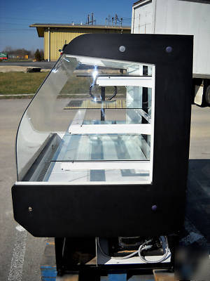Hussmann curved glass front refrigerated bakery case