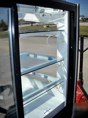 Hussmann curved glass front refrigerated bakery case