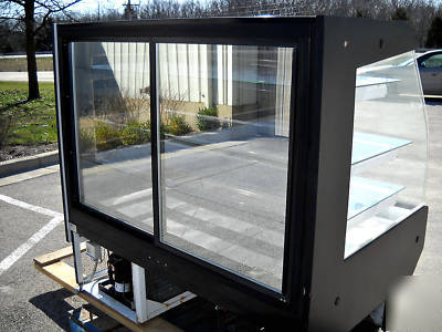 Hussmann curved glass front refrigerated bakery case