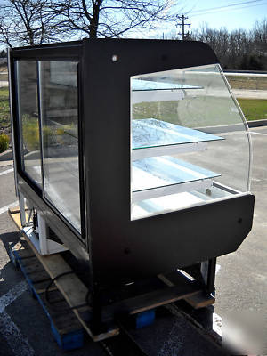 Hussmann curved glass front refrigerated bakery case