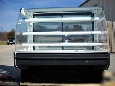 Hussmann curved glass front refrigerated bakery case