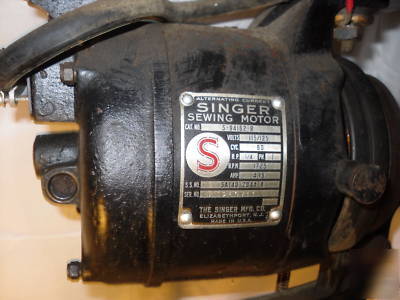 Industrial singer 29K60 with universal feed arm 