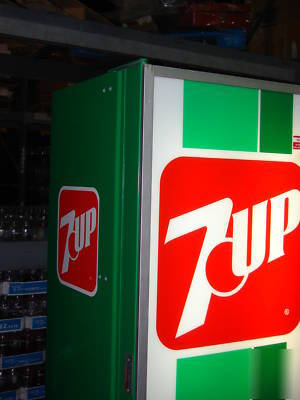 Vintage 7-up / antique soda pop machine game room ready