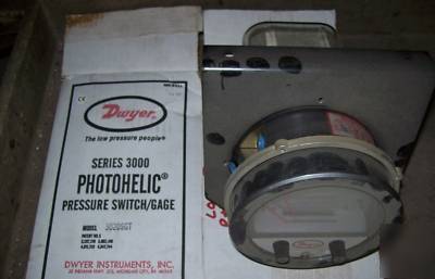 Dwyer series 3020SGT photohelic pressure switch 