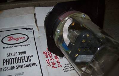 Dwyer series 3020SGT photohelic pressure switch 
