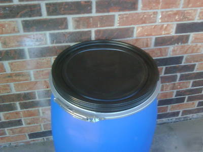 30 gallon plastic drum with removable lid, metal lever