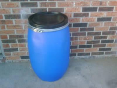 30 gallon plastic drum with removable lid, metal lever