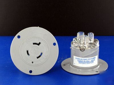Nema L7-20 20A 277V 2 pole 3 wire grndg flanged outlet 