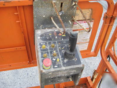 2000' jlg lift, 4X4, 32' working height, dual fuel, 26'