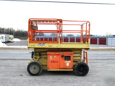2000' jlg lift, 4X4, 32' working height, dual fuel, 26'