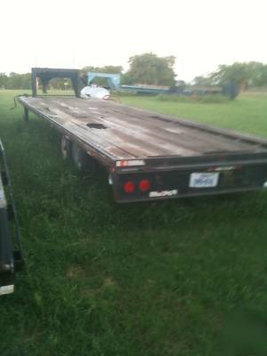 30' flatbed gooseneck trailer