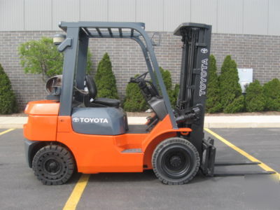 2004 toyota 7FGU25 5,000 lb fork lift truck forklift 