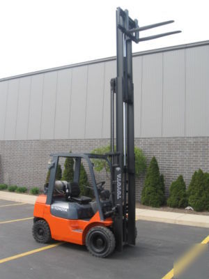 2004 toyota 7FGU25 5,000 lb fork lift truck forklift 