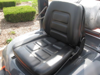 2004 toyota 7FGU25 5,000 lb fork lift truck forklift 
