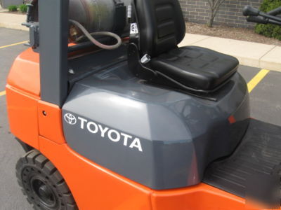 2004 toyota 7FGU25 5,000 lb fork lift truck forklift 