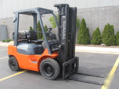 2004 toyota 7FGU25 5,000 lb fork lift truck forklift 
