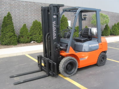2004 toyota 7FGU25 5,000 lb fork lift truck forklift 