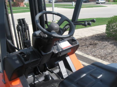 2004 toyota 7FGU25 5,000 lb fork lift truck forklift 