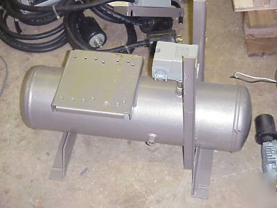 Air compressor tank for oil-less air compressor switch