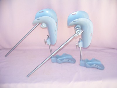 Surgical or table knee crutch leg holder stirrup set
