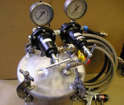 Binks 2.8-gal tank outfits 2 regulators and binks hoses