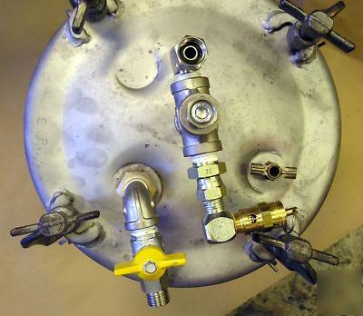 Binks 2.8-gal tank outfits 2 regulators and binks hoses