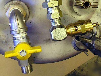 Binks 2.8-gal tank outfits 2 regulators and binks hoses