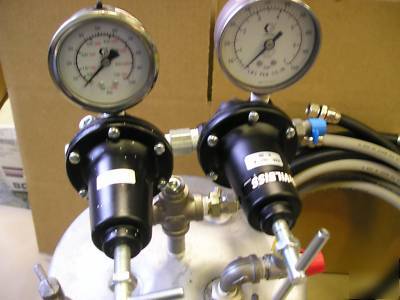 Binks 2.8-gal tank outfits 2 regulators and binks hoses