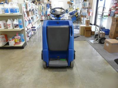 Windsor chariot ride-on vacuum