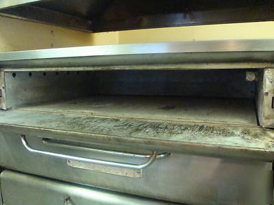 Blodgett 981 pizza / roll gas cooking oven with hood